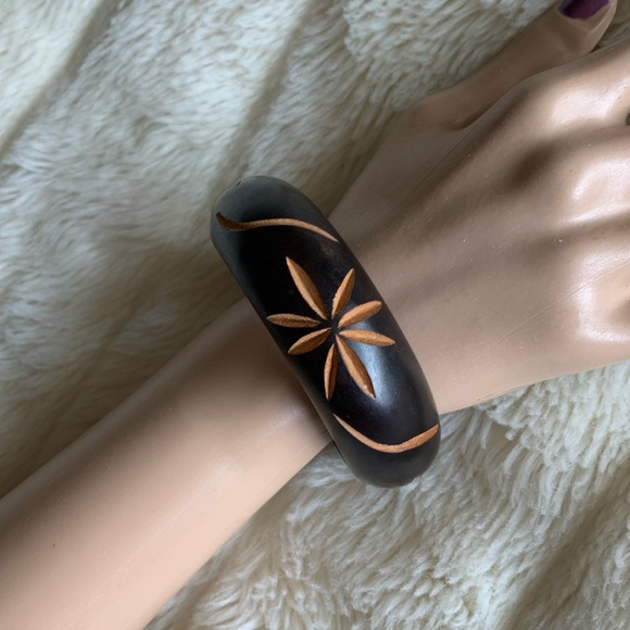 Vintage carved wood star flower bangle bracelet - Picture 2 of 9